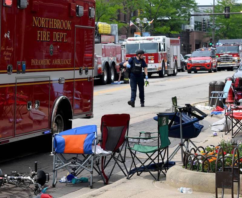 «Creía que eran fuegos artificales», dice testigo del tiroteo en Illinois, EEUU