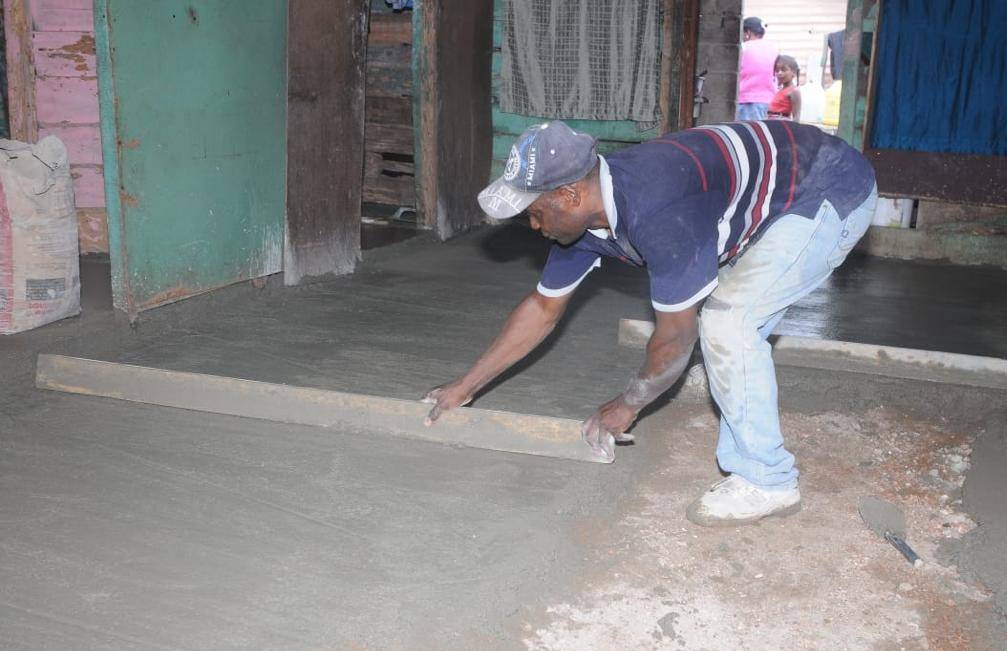 Más de 4 mil familias de San Juan y Elías Piña ahora tienen piso de cemento