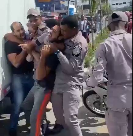 Video: Policías y civiles, a trompadas en plena vía pública por supuesto choque