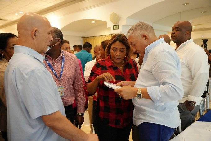 Director OMSA vuelve a Boca Chica a conversar con munícipes en «El Gobierno en las Provincias»