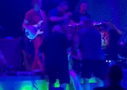 Video: Carlos Santana se desmaya en pleno concierto; explica las razones