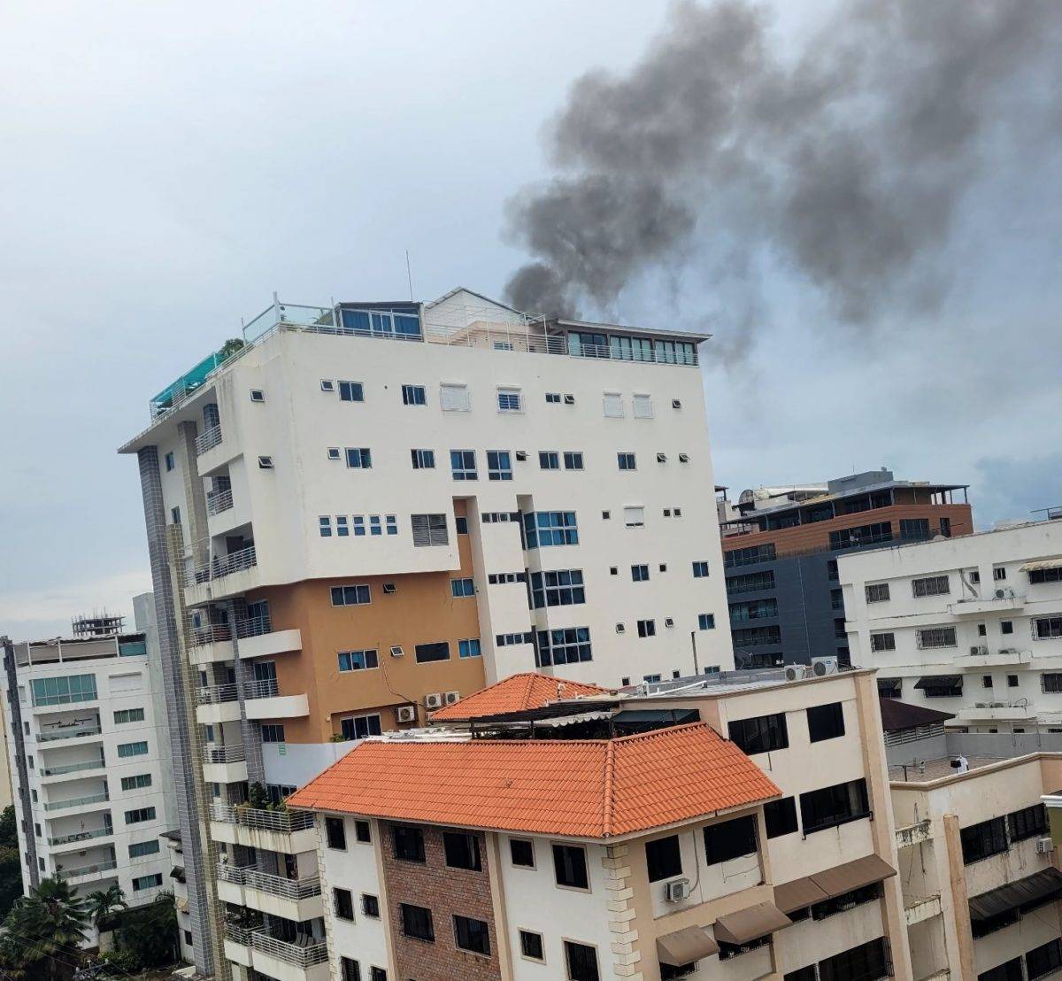 Video: Reportan fuego en una torre del ensanche Evaristo Morales