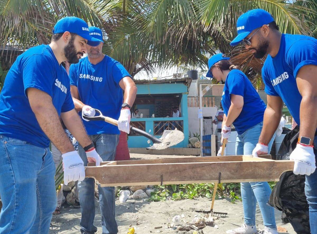 Voluntariado Samsung en RD desarrolla jornada  limpieza Playa Manresa 