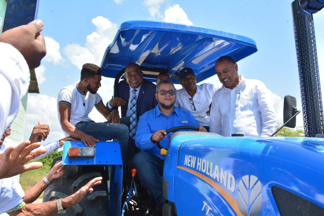 FEDA entrega tractor a productores de Montecristi