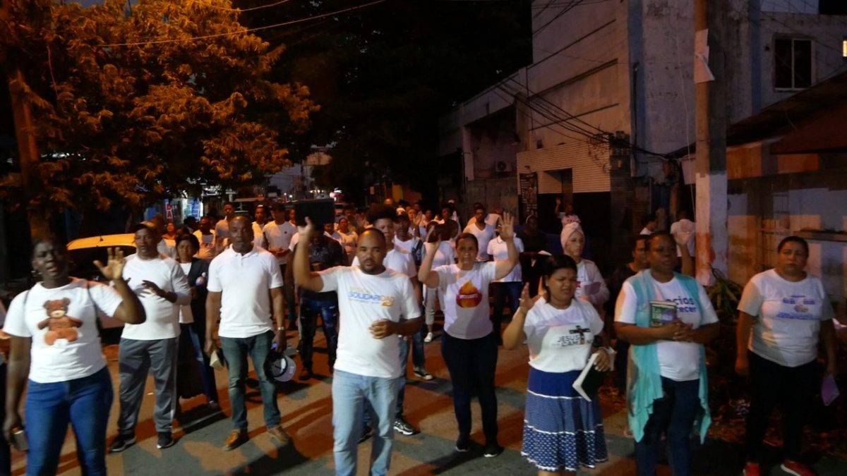 Cientos de evangélicos marchan contra la violencia en Villas Agrícolas