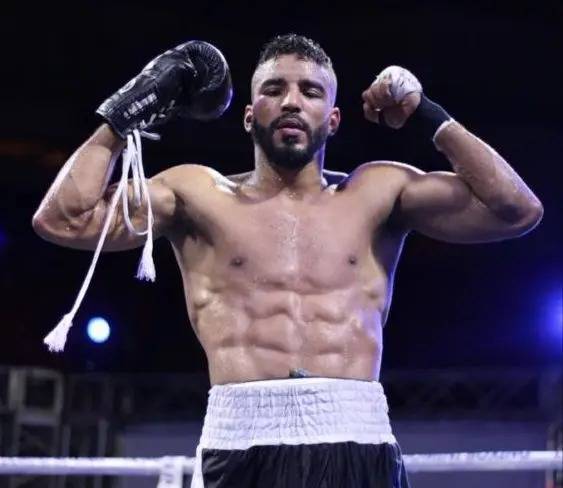Boxeador Oscar García ascendió su récord invicto profesional con KO técnico