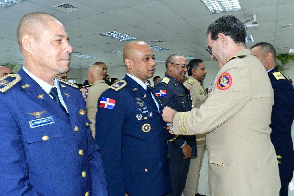 Condecoran a 60 oficiales de las Fuerzas Armadas