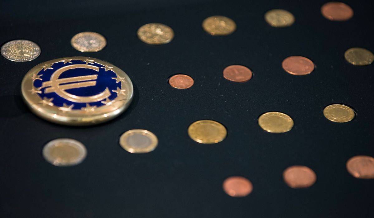 El euro cotizó por debajo del dólar por primera vez en 20 años   