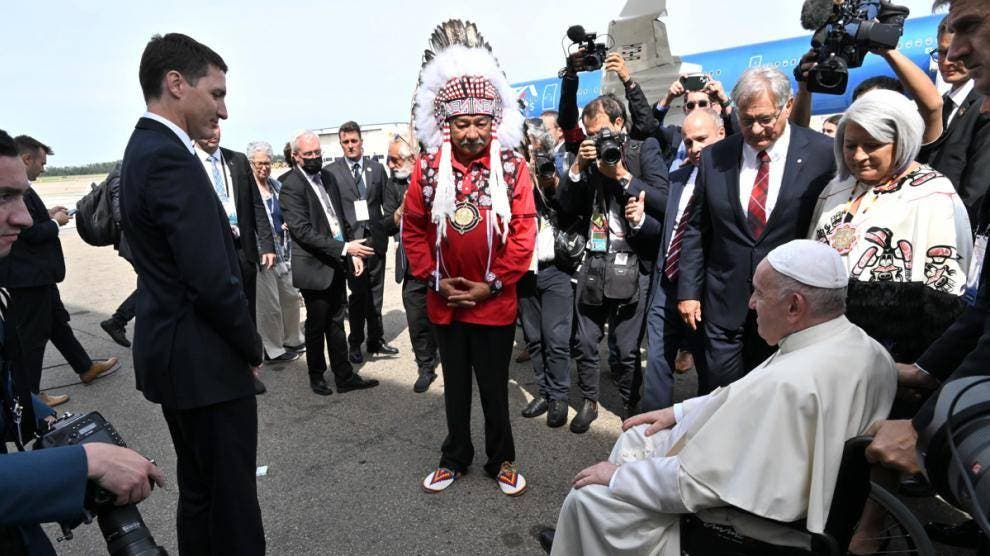 Papa Francisco llega a Canadá para pedir perdón