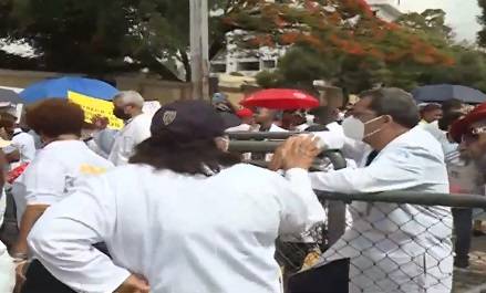 Video: Médicos y policías protagonizan incidente frente al Palacio Nacional