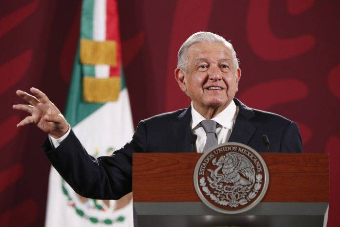 Cientos exigen López Obrador renuncie en México