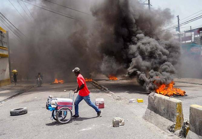 Presuntos pandilleros incendian un tribunal en Haití