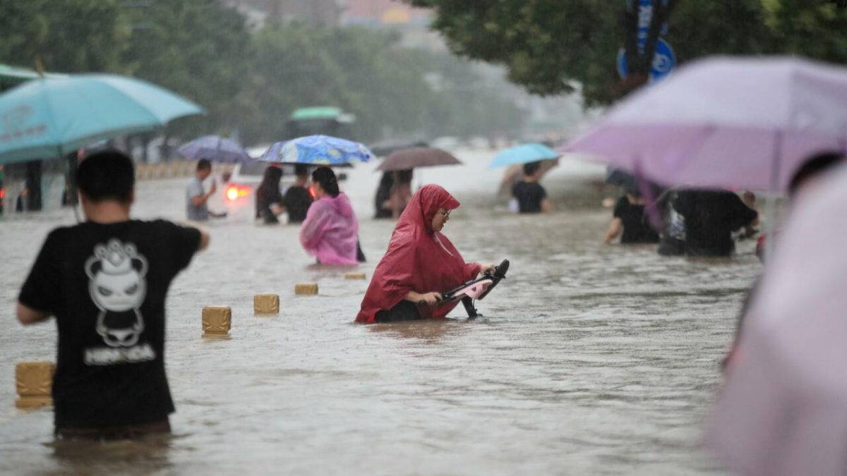 Al menos 12 muertos por inundaciones en suroeste y noroeste de China