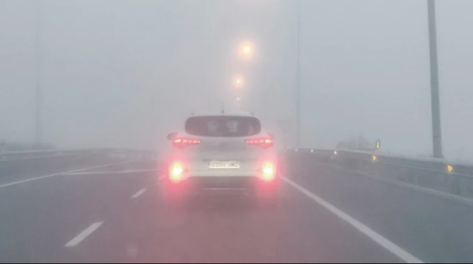 El grave error de conducir con niebla y circular con las balizas encendidas