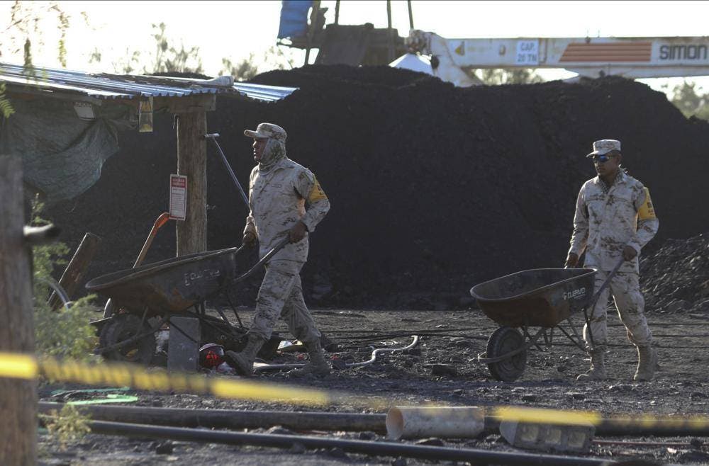 México: Material sólido en pozos impide rescate de mineros