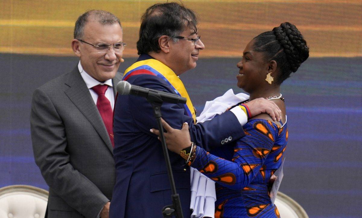Izquierdista Petro jura presidencia Colombia