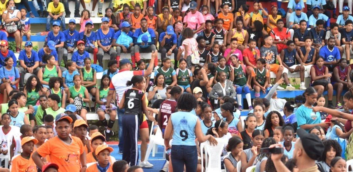 Cientos de atletas en inicio Juegos Deportivos Los Mina