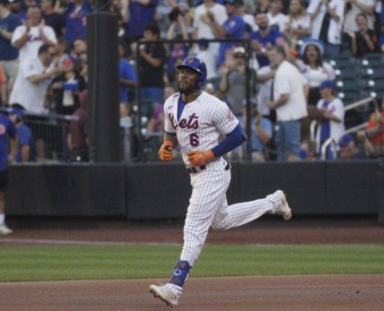 Starling Marte , de los Mets, recorre las bases tras conectar un jonrón.
