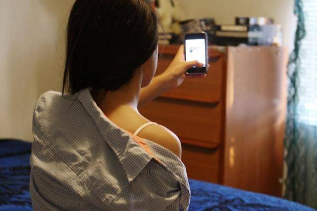 Mujeres comparten fotos y vídeos íntimos, luego son chantajeadas 
