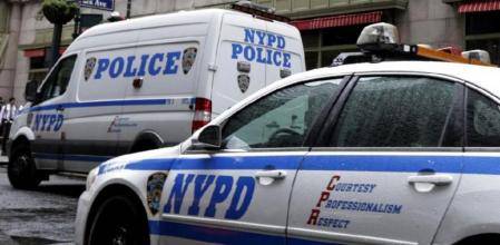 Policía de Nueva York se suicida en su casa