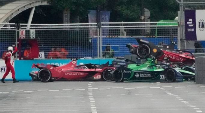 Accidente múltiple en la Fórmula E involucró a ocho autos