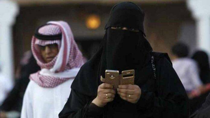 Condenan a mujer a 45 años de prisión por uso de redes sociales en Arabia Saudí