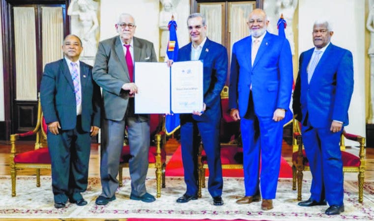 Aurelio Henriquez Bonaparte Gautreaux Pineyro el presidente Luis Abinader Corona Roberto Fulcar y Daniel Garcia Archibald en el Palacio Nacional