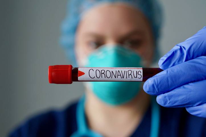 Muertes por coronavirus bajan un 90% en 9 meses, dice la OMS