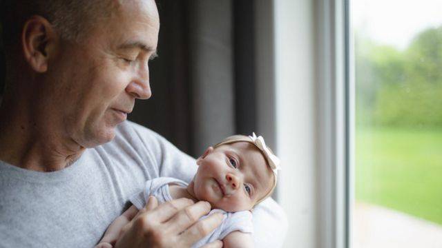 Paternidad tardía: los riesgos de ser un padre mayor y cómo evitarlos