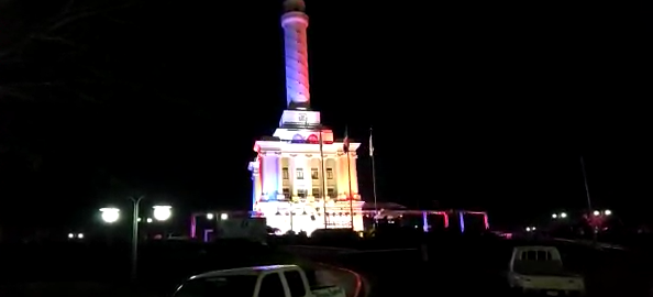 Video: Iluminan monumento de Santiago con colores de la bandera previo a alocución de Abinader