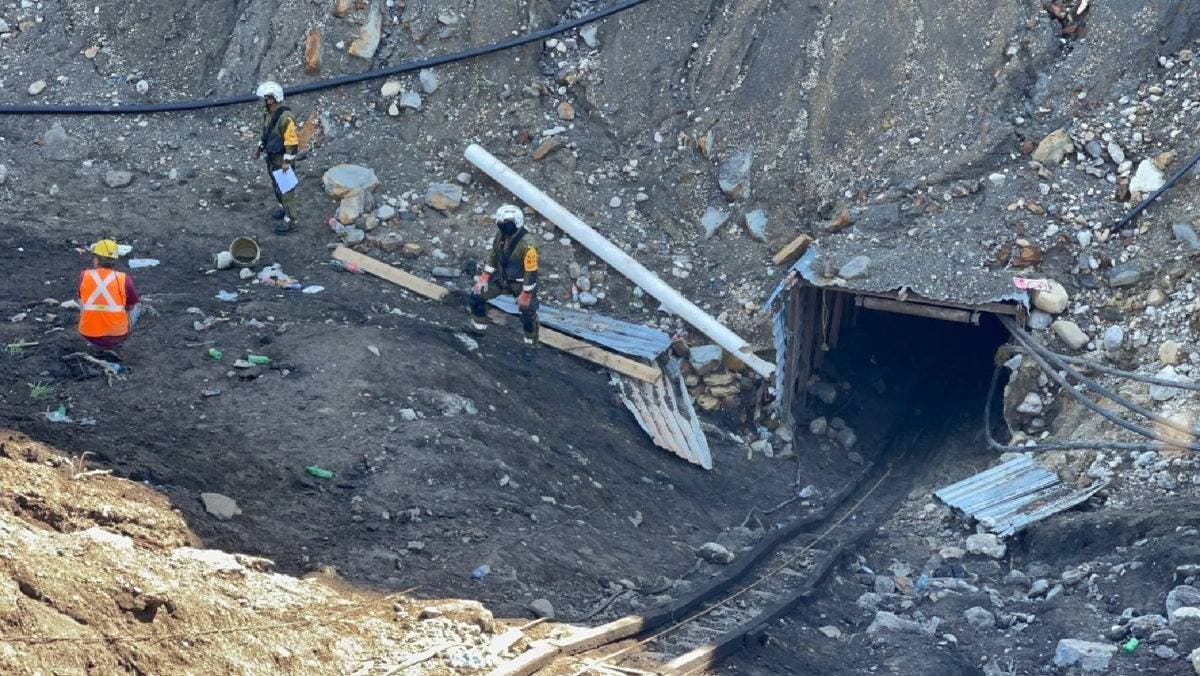 México indemnizará a familias de mineros atrapados; seguirá con rescate