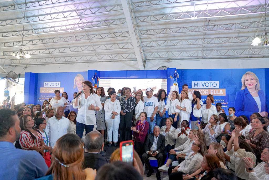 Masivo respaldo a Yadira Henríquez para dirección Frente de Mujeres PRM