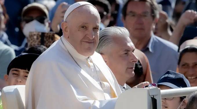 El papa nombra asistente sanitario personal al enfermero que le “salvó»     