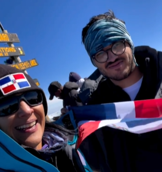 Thais Herrera logra escalar la montaña Kilimanjaro en África