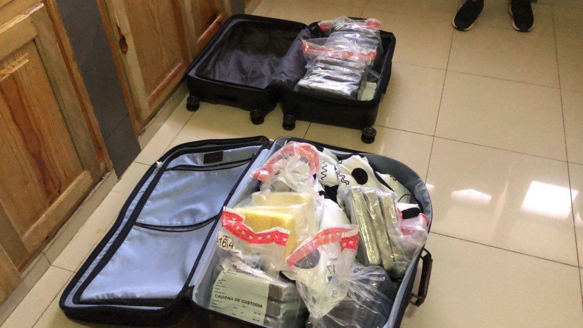 ¡En dos maletas! Hombres transportaban 23 paquetes de cocaína