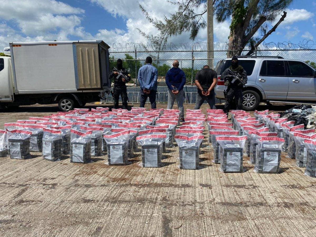 Arrestan a tres pesonas que iban en una lancha con 590 paquetes de presunta cocaína