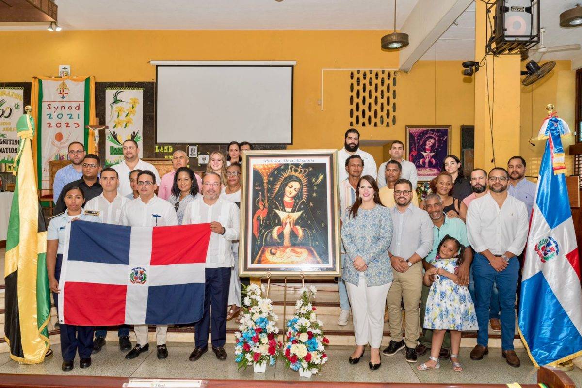 Embajada instala Virgen de la Altagracia en Catedral de Montego Bay