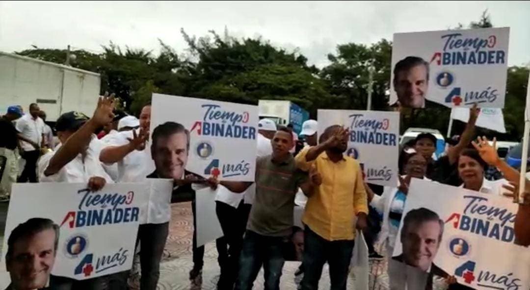 Militantes PRM piden 4 años más de Abinader a las afueras Teatro del Cibao
