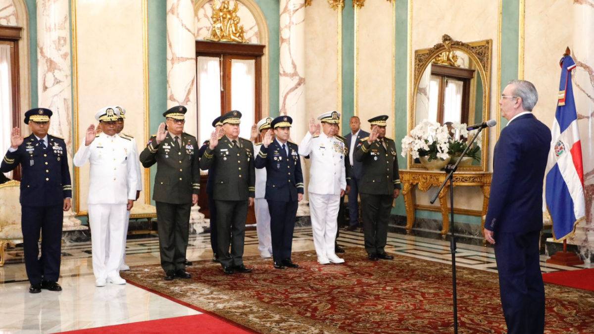 Luis Abinader juramenta a nuevos mandos militares