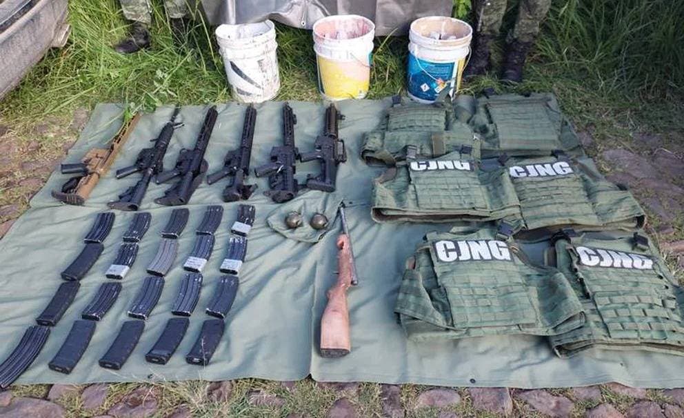 Fusiles, rifle y bombas molotov: el arsenal decomisado al CJNG en Jalisco