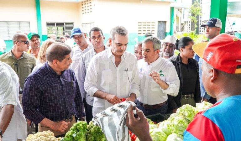 Hizo el anuncio al supervisar las ventas de un mercado de productores del Inespre en San Cristóbal