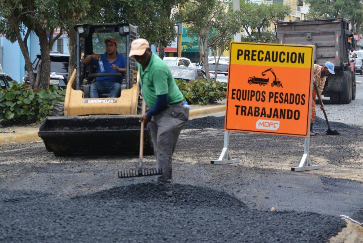Obras Públicas y Ayuntamiento corrigen socavón en avenida Las Carreras, Santiago