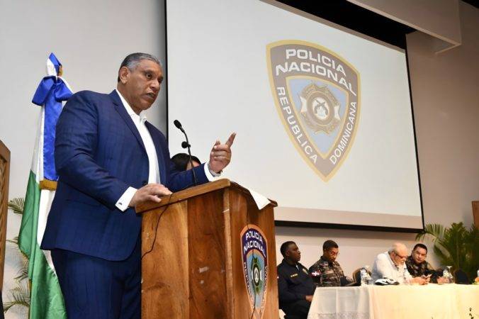 Jesús (Chu) Vásquez Martínez durante encuentro con Policía Nacional abordando crímenes y los asaltantes. (Foto de archivo).