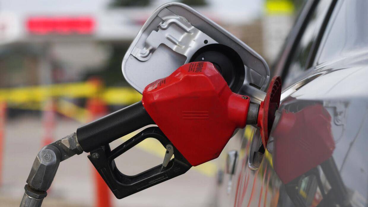 Precio del galón de gasolina en EE.UU. cae por debajo de 4 dólares     