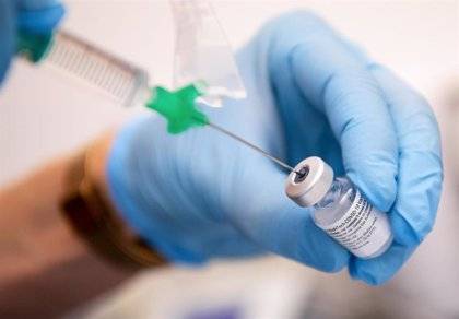 Reino Unido, primer país en aprobar una vacuna de doble cepa