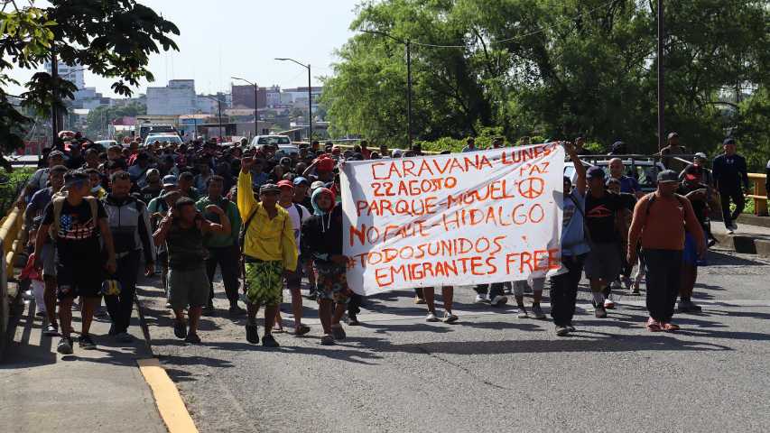 México: Caravana migrante avanza entre denuncias de robos y violaciones