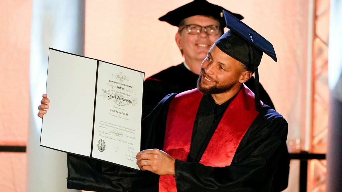 Stephen Curry se gradúa en Universidad de Davidson