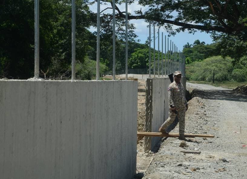 Ministro Defensa dice  avanza el muro en frontera