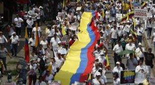 Miles protestan Colombia contra cambios de Petro