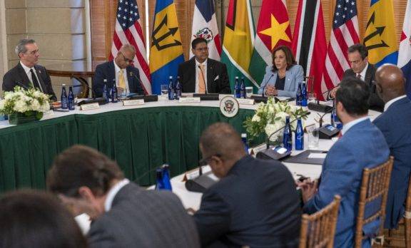 Abinader  y otros líderes Caribe se reúnen vice EU